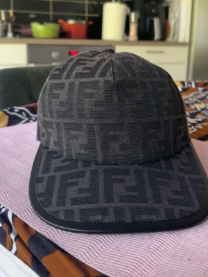 Fendi keps - En fendi keps som är använd i 2 månader och har inga slags stora skador kanske några små prickar på den fast det går att ta bort enklet 