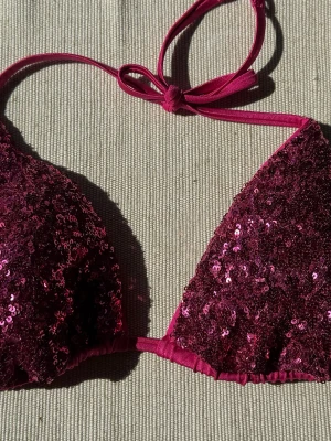 Rosa paljettbikini från Calzedonia - Populära rosa bikinin från Calzedonia med glittriga paljetter på 🩷 med knyt i nacken och under bysten för justerbar passform. Storlek 85B/80C/75D, postar samma dag om du köper innan 14.00 🩷