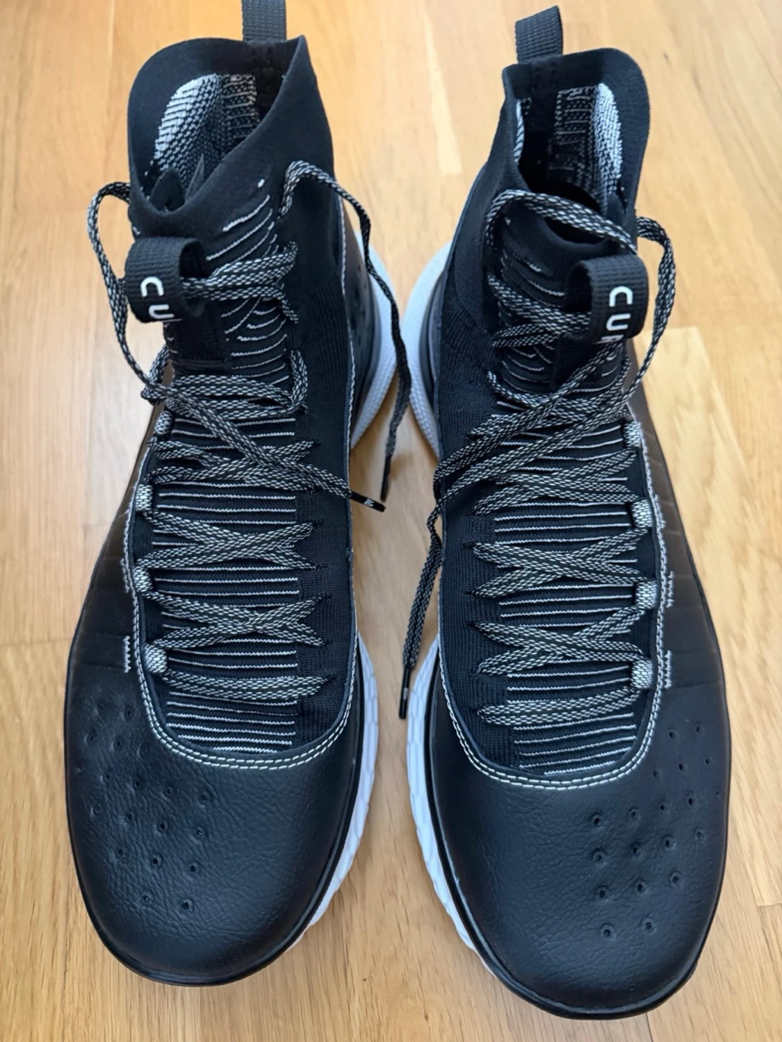 Svarta högskaftade sneakers från Under Armour