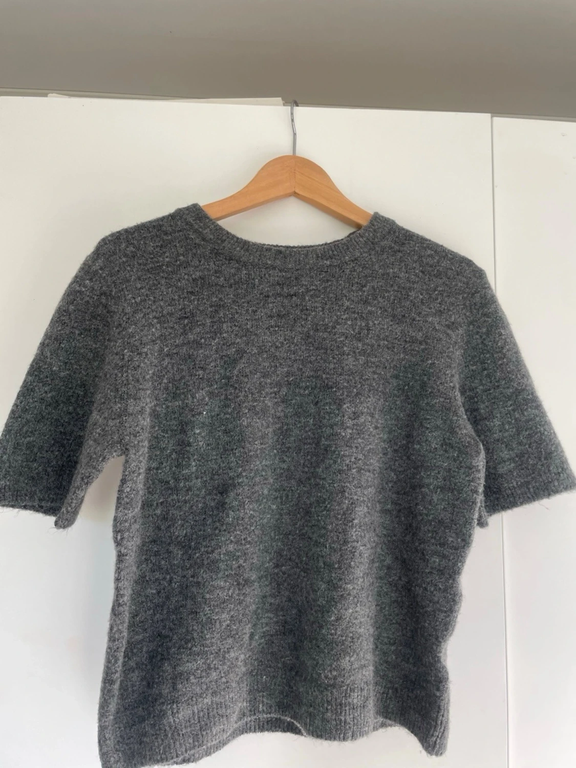 Grå stickad t-shirt i ullmix