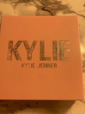 Kylie Jenner bronzer  - Bronzer från Kylie Jenner . Pudret har en varm, gyllenbrun nyans som ger en solkysst look. Perfekt för att framhäva ansiktskonturer och skapa glow. I färgen toast, bra färg om man är lite ljusare i hudtonen🤎