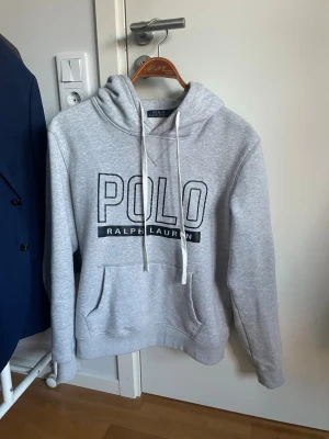 Polo Ralph Lauren Hoodie - Säljer den då den inte används längre. Det är en storlek L men är lite liten i storleken, sitter nog mer som en M. Skriv gärna om ni har frågor! Priset är inte hugget i sten.