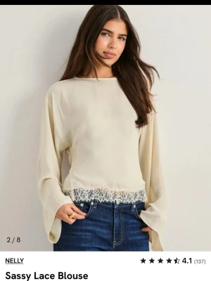 Krämvit blus med spets från Nelly - Säljer denna som jag precis köpt från Nelly men kan inte lämna tillbaka för drog av prislappen, ny pris 399 jag tar häften. Det är storlek xxs, den är superfin men använder inte den🩷