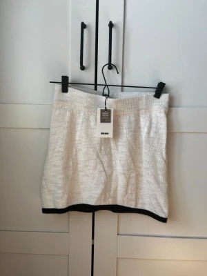 Vit minikjol nu med prislapp  - Söt sommarkjol helt ny!