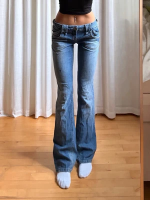 Lågmidjade jeans  - midja: 37 innerbenslängd: 83 jag är ca 165cm! Obs de har några fläckar tyvärr de sista bilden!!