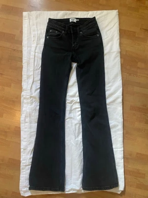 Svarta low boot, bootcut jeans från 157 - Säljer ett par snygga svarta low bootcut jeans från 157 i storlek XXS längd tall. Säljer dom pågrund av att dom har blivit lite förkorta för mig, jag är 168cm lång.  Har använt dom några gångar men är fortfarande i lika bra skick och inte några skador. 