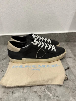 Philippe Model  - Philippe Model || Storlek 41 || Skorna är i mycket bra skick (se bilder) || Dustbag medföljer vid köp || Tveka inte på att höra av dig vid frågor eller funderingar 