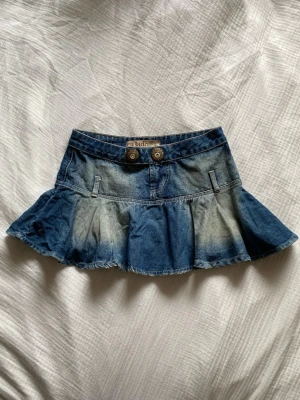 Y2K Jeanskjol med volang - Super gullig och unik jeanskjol från Brasilien köptes tidigt 2000- tal! Kjolen är lågmidjad och ca 37cm tvärs över och 28cm höjd🫶🏻