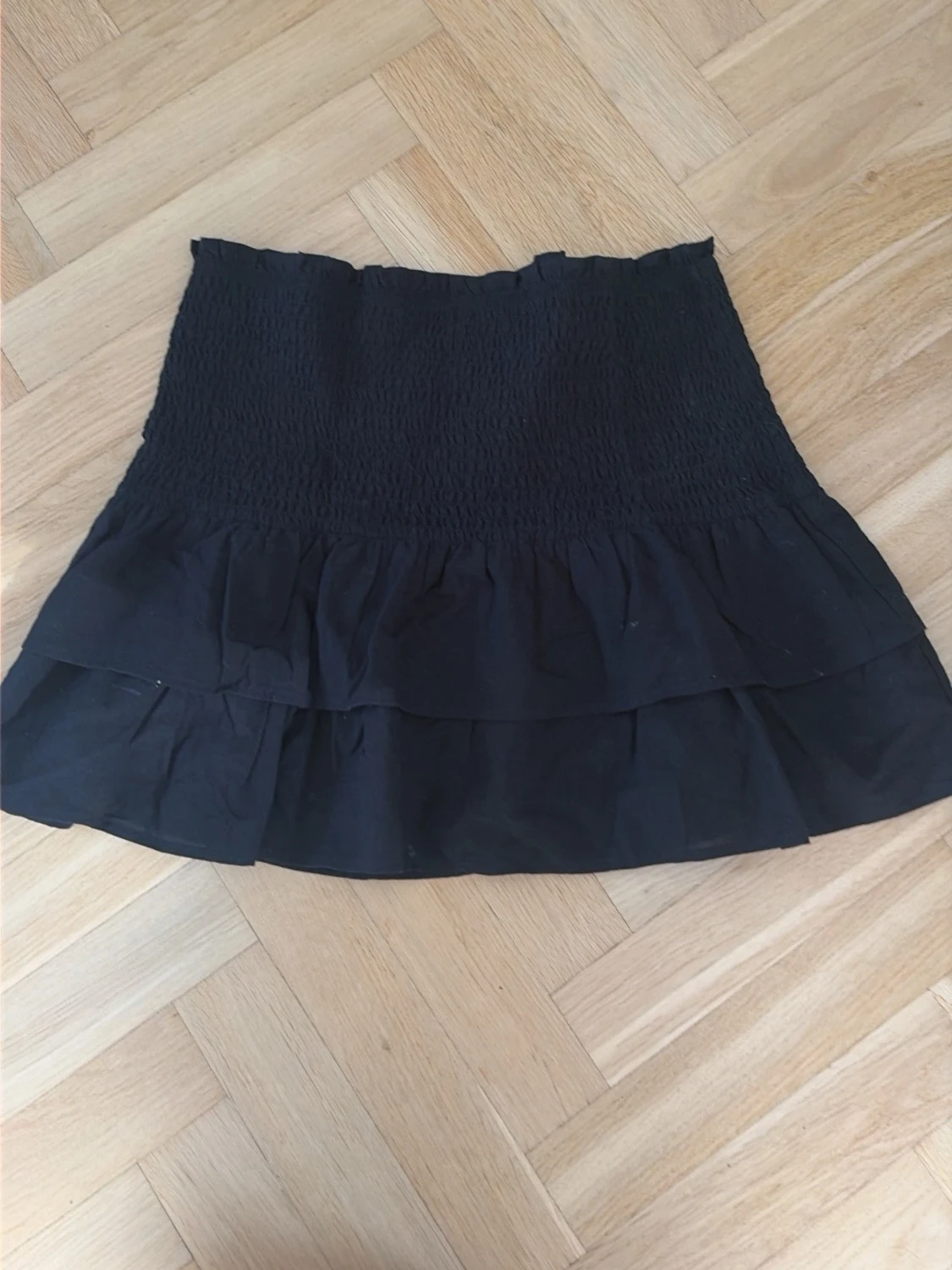 Svart volangkjol med smock