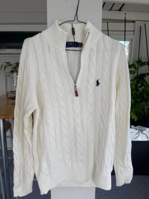 Vit Ralph Lauren Knitted Half-Zip – Storlek S - Säljer en riktigt fin vit Ralph Lauren Knitted Half-Zip i storlek S. Tröjan är i nyskick med taggen kvar. Jag köpte den nyligen, men när jag fick hem den var den tyvärr för stor för mig, därför säljer jag den vidare. Hör gärna av dig om du har frågor eller vill ha fler bilder 