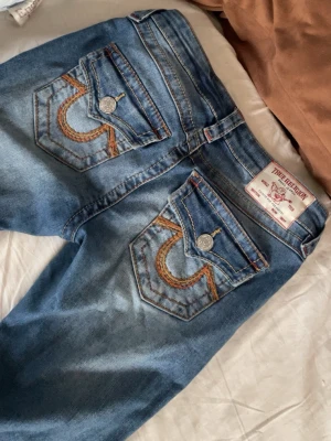 True religion jeans  - Säljer mina favorit jeans då de blivit försmå🥹 De tvättas innan de skickas iväg och då försvinner ”vecket” längst ner det är från att de varit uppvikta. Finns lite slitage längst ner (se sista bilden) Storlek W25 i modellen Joey Jag kan tänka mig de billigare vid snabb affär så skicka gärna prisförslag 🥰 De kostar 1600kr nya