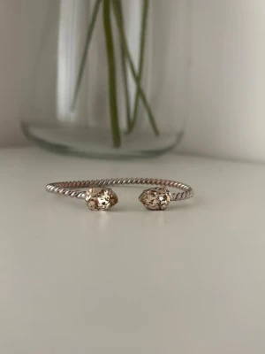 Caroline svedbom armband - Armband från Caroline svedblom❣️ armbandet är i silver och stenarna i färgen silk 🤗 nypris är 895kr! Säljs eller byts mot guld ❣️❣️