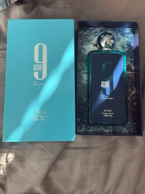 Afnan 9am dive  - Ca 65ml kvar väldigt god doft med mycket citrus säljer för jag fick bleu de Chanel och den luktar väldigt likt 