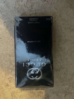 Gucci Guilty Pour Homme parfym - Gucci Guilty Pour Homme Eau de Parfum är en lyxig herrparfym i en elegant svart förpackning med silvriga detaljer. Flaskan har en stilren och modern design som utstrålar exklusivitet och passar perfekt för dig som gillar klassiska dofter.