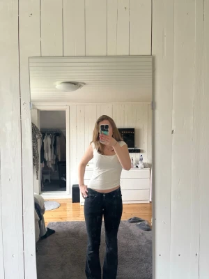 Svarta bootcut jeans från Perfect Jeans - Säljer ett par svarta bootcut jeans från Perfect Jeans i storlek 36. Jeansen har en klassisk femficksmodell och är tillverkade i ett stretchigt material som sitter snyggt och bekvämt. Perfekta till en enkel topp eller hoodie.