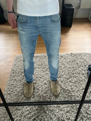 Replay anbass jeans - Säljer ett par riktigt feta replay jeans med slitningar | Slim fit | Mycket bra skick | Storlek w30 och L32 | Pris går att diskutera | Ställ gärna frågor vid funderingar |🙌🙌🙌