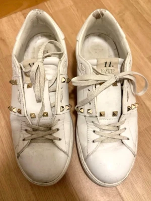 Valentino - Mina Valentino skor är i ett mycket bra skick och har inga större skador. Finns några ställen där man ser att lite färg på skon har skadats men inget man ser tydligt. Dem är lite smutsiga men det är enkelt att tvätta bort!