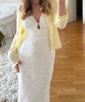 Adoore Nîmes Dress, maxiklänning perfekt för midsommar  - Säljer nu min absoluta favoritklänning då den blivit för liten😩 magiska vita långklänningen från Adoore. Nîmes dress med broderade blommor 🌸 Perfekt till mösspåtagningen eller midsommar. Stl xs/34  Slutsåld överallt!! Så fin sommarklänning Postar snabbt