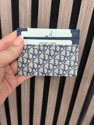  blåvit korthållare i canvas - . Tillverkad i tålig canvas med plats för flera kort. Perfekt att ha i fickan eller väskan för att hålla koll på dina viktigaste kort.