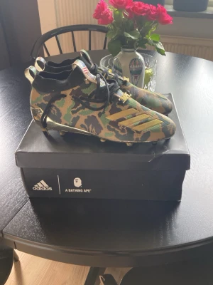 Adidas x BAPE fotbollsskor - De har anvönts 2 gånger. Bag kan sänka priset vid snabb affär. 