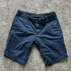 Moncler shorts -  Säljer mina jättefina Moncler shorts i storlek 48. Sitter dock ganska mycket mindre fint skick 100 % äkta. Minns inte om jag köpte på vestiere eller om jag köpte på Sellpy passar bra på mig som är en och 87 och väger ca 70 kg.
