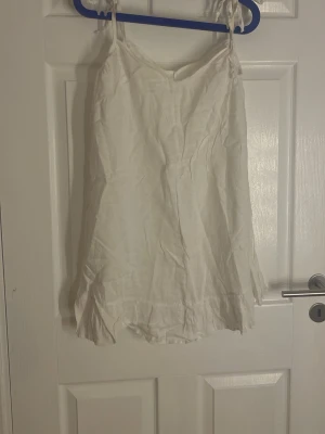 Vit klänning med volang nedtill - Säljer vit klänning med volang nedtill, bra skick💕
