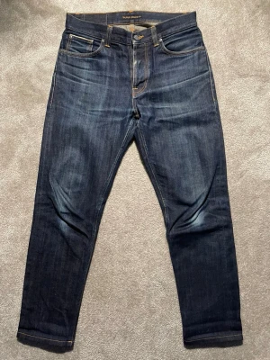 Nudie Jeans Selvedge  - Hej! Säljer nu dessa nudie jeans i modellen Steady Eddie II selvedge. Jeansen är i mycket fint skick. Storleken är W30 L32 Bara att skriva vid frågor. 