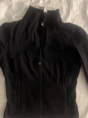 Lululemon define jacket - Säljer min lululemon då jag har köpt en annan färg. Den är helt ny och endast använd 2 - 3 gånger. Storleken är en 2a vilket ungefär är xs / s