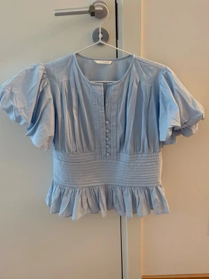 Blus från Zara  - Säljer den populära blusen från Zara. Endast använd 1 gång