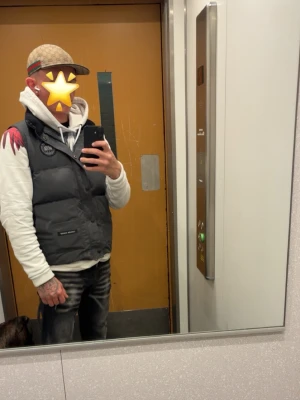 Beige Gucci keps med GG-mönster - Säljer nu min Gucci keps då jag inte rockar den längre den är perfekt inför sommarn och är stilig, påse bag och allt finns med såklart 