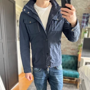 J.lindeberg field jacket - Bra skick, defekter syns på bilderna! Passar dig som är mellan 170-180cm ungefär. Modellen är 185 cm, 75kg. Sänkta priser på köp av fler varor! Skriv för mer information🤝