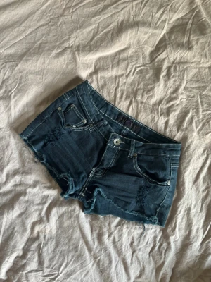 Snygga shorts - Jättesnygga jeans shorts. Storlek S. Finns någon lös tråd. 