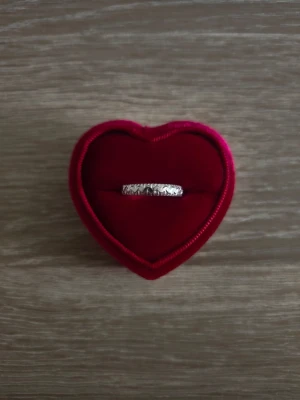 Silverfärgad ring med hjärta mönster - ring i storlek 17,7mm, silverfärgad. 