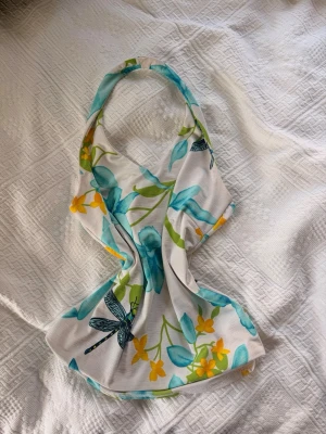 DRÖMMIG sommrtopp - Världens finaste vintage halternecktopp med blommigt mönster och öppen rygg. Får alltid komplimanger för denna men måste göra plats i garderoben haha. Vit. Blå, gul , grön
