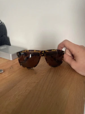 Rayband boyfriend  - Köpte fel färg provade och använda lite men inget överdrivet . Pris går att diskutera  Obs finns ingen box tyvärr