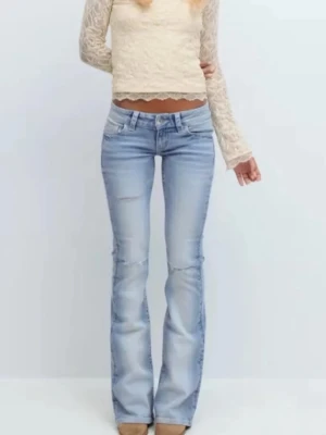 Low waist jeans - Säljer ett par jättefina ljusblåa low waist bootcut jeans från Gina Tricot. De är i jättebra skick och knappt använda, ca. 2-3 gånger. Säljs ej längre.