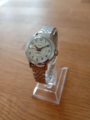 1980 Timex Illuminate WR 25mm Damur - Säljer en läcker vintageklocka från 80-talet av brittiska Timex. Gott skick enligt bilder, enstaka repor som inte stör. Tickar och går men otestad, ej originalarmband i rostfritt stål, självlysande visare och indikatorer, mineralglas, vattentät osv.   Begagnat värde: 900 SEK Mitt pris: 489 SEK  Skriv vid frågor och se gärna mina andra annonser! Skapar gärna deals och paketpriser för just dina behov!   Skickas snabbt och spårbart med alla möjliga fraktsätt.