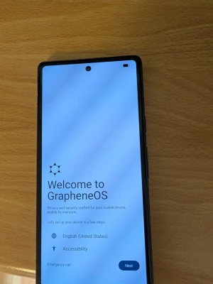 Google Pixel 7 grapheneOS - Snygg svart Google Pixel Android-telefon med modern design och stor skärm. GraphenesOS installerad, minimala tecken av användning. Baksidan har en tydlig G-logga och en horisontell kameramodul med dubbla linser. Telefonen har en stilren och minimalistisk look, perfekt för dig som gillar smart teknik.