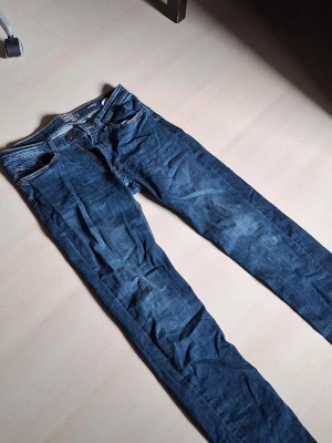 Dressmann jeans 31-34 - Vetetusan vad jag tänkte när jag köpte dom, hann använda dom nån vecka innan jag insåg att dom var för små. Så säljer dom till nån annan som kan ha användning av dom inför sommaren. Tvättade 2 gånger. Bara skicka meddelande för detaljbilder eller annat :D dom är rätt så långa men super enkelt att vika upp, gör jag med mina första byxor. 