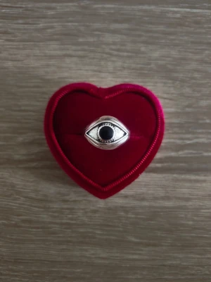 Silverfärgad ring med ögonmotiv - ring i storlek 19,4mm, silverfärgad. 