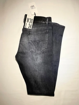 Tiger of Sweden jeans nya - Sprillans nya jeans ifrån tiger of Sweden. Prislapppen sitter kvar på jeansen. Storleken är W30 L34 och i modellen Slim. kvitto kan visas privat
