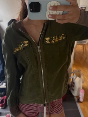 Olivgrön trekvartärmad jacka från H&M - bra skick 💓