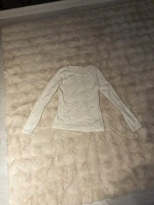 Tunnlångärmad tröja  - Säljer en helt oanvänd vit långärmad tröja från hm i storlek S, säljer pågrund av var för stor för mig, nypris 100kr mitt 30kr men pris kan såklart diskuteras🥰