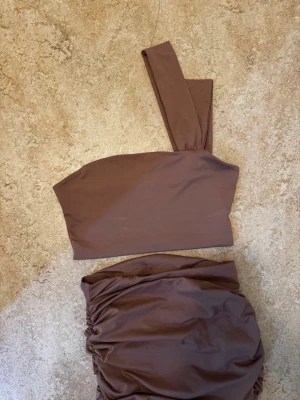 Brunt set  - Ett brunt set i stl S som är i väldigt bra skick säljs för 150 kr. 