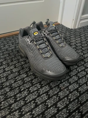 Nike Air Max Plus TN grå sneakers - Köpta i Foot Locket i Rom i April. Använda max 10 gånger. Köpte för 190€. Säljer pga för små