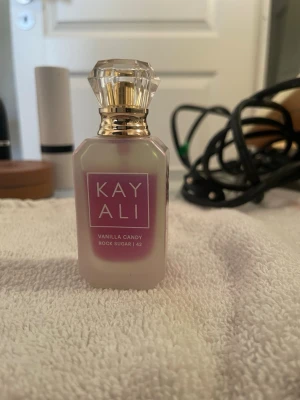 Kayali rock sugar - Kayali candy rock sugar, 10 ml i full flaska så 8 ml kvar ish.