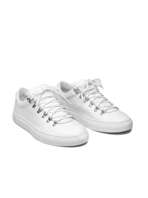 Vita sneakers med metallhål från diemme - Stilrena vita sneakers i läder från diemme med unika metallhål för snörningen och klassisk låg profil. Skorna har vit sula och vita skosnören, perfekt för dig som gillar minimalistisk och clean stil.