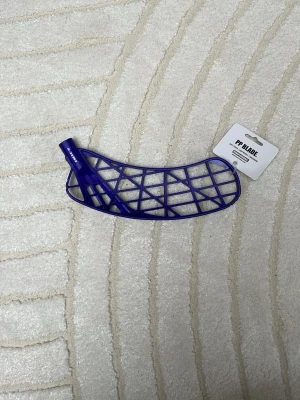 AIR 2 från Zone - Säljer ett lila innebandyblad från Zone, modell PP Blade. Bladet är tillverkat i plast och har ett klassiskt rutmönster för bra bollkontroll. Perfekt för dig som vill uppgradera din klubba med ett lätt och tåligt blad.