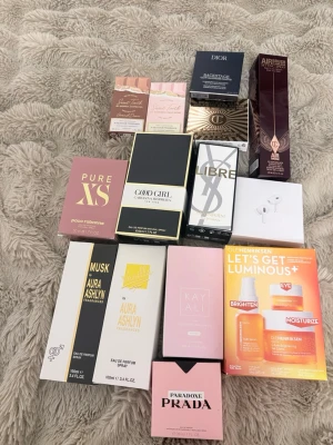 Parfymset med flera märken - Säljer ett exklusivt parfymset med flera populära märken som Paco Rabanne Pure XS, Carolina Herrera Good Girl, Yves Saint Laurent Libre, Prada Paradoxe, Kayali och Aura Ashlyn. Förpackningarna är i olika färger som svart, rosa, guld och vitt. Perfekt för dig som vill testa olika dofter från kända varumärken.