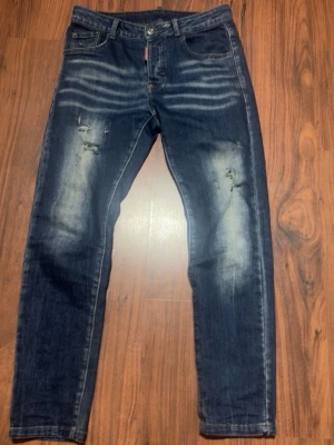 D2 jeans  - Säljer dessa feta D2 jeans då jag har tröttnat på dom. Jeansen är i 10/10 skick och har inga skador eller så förutom dom slitage som ska vara där. Om du är intresserade eller har frågor så är det bara att höra av dig🤝